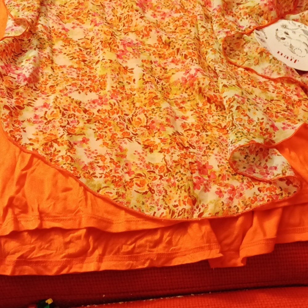 I'm selling a beautiful blouse is new